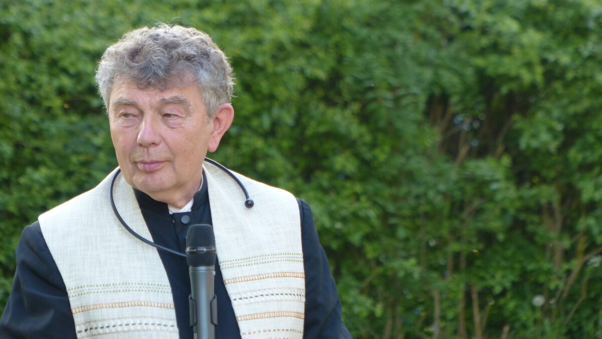 Pfarrer Ambros Trummer reiste wieder zur Maiandacht in Gelpertsricht an. Foto: Hans Meißner