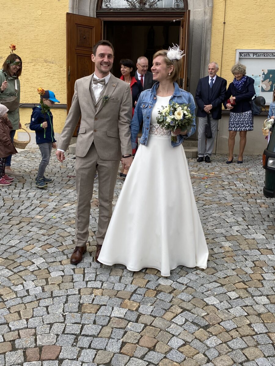 Das Brautpaar vor der Pfarrkirche nach der Trauung. Foto. Josef Glas 