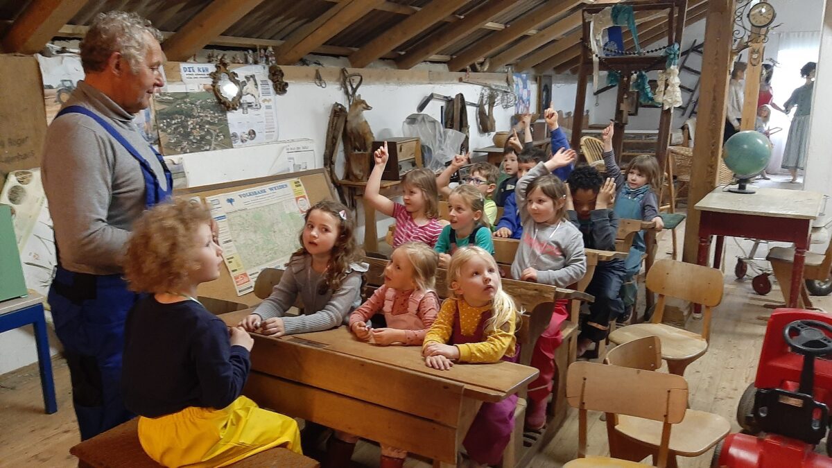 Bauer Fritz stellt den Kindern Fragen über Tiere auf dem Bauernhof Foto: Werner Rosner