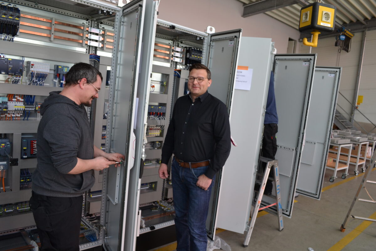 ISA-Geschäftsführer Markus Schell (rechts) mit einem Mitarbeiter der Abteilung Schaltschrankbau. Foto: Udo Fürst