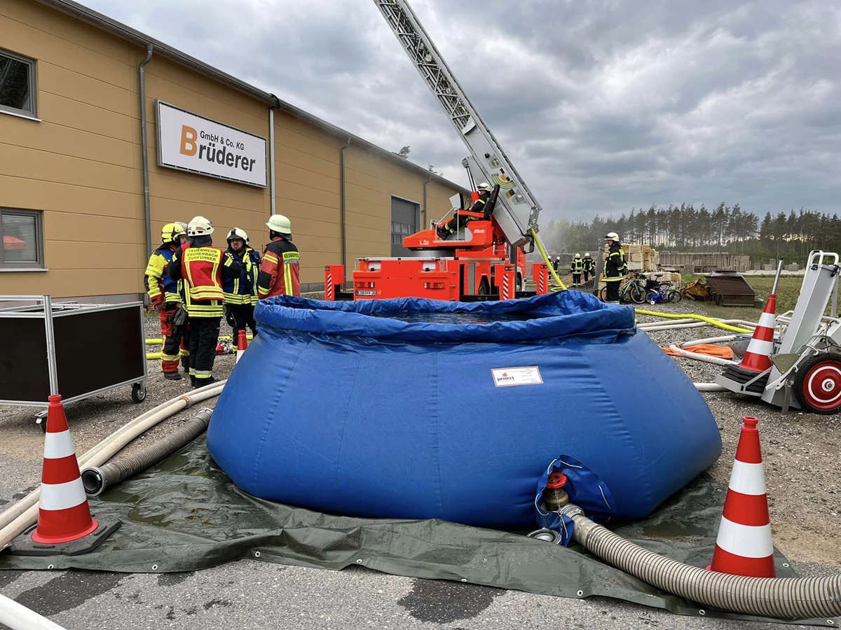 Faltbehälters als Wasserreservoir. Foto: Feuerwehr Pressath