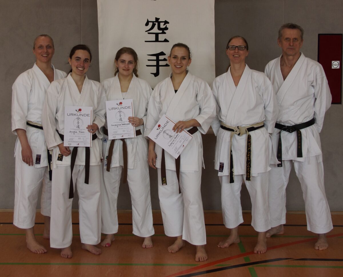 Gemeinsam mit den Trainern und Prüfern präsentierten die Erfolgreichen Teilnehmerinnen der Gürtelprüfung ihre Urkunden. Foto: Karate Dojo Altenstadt