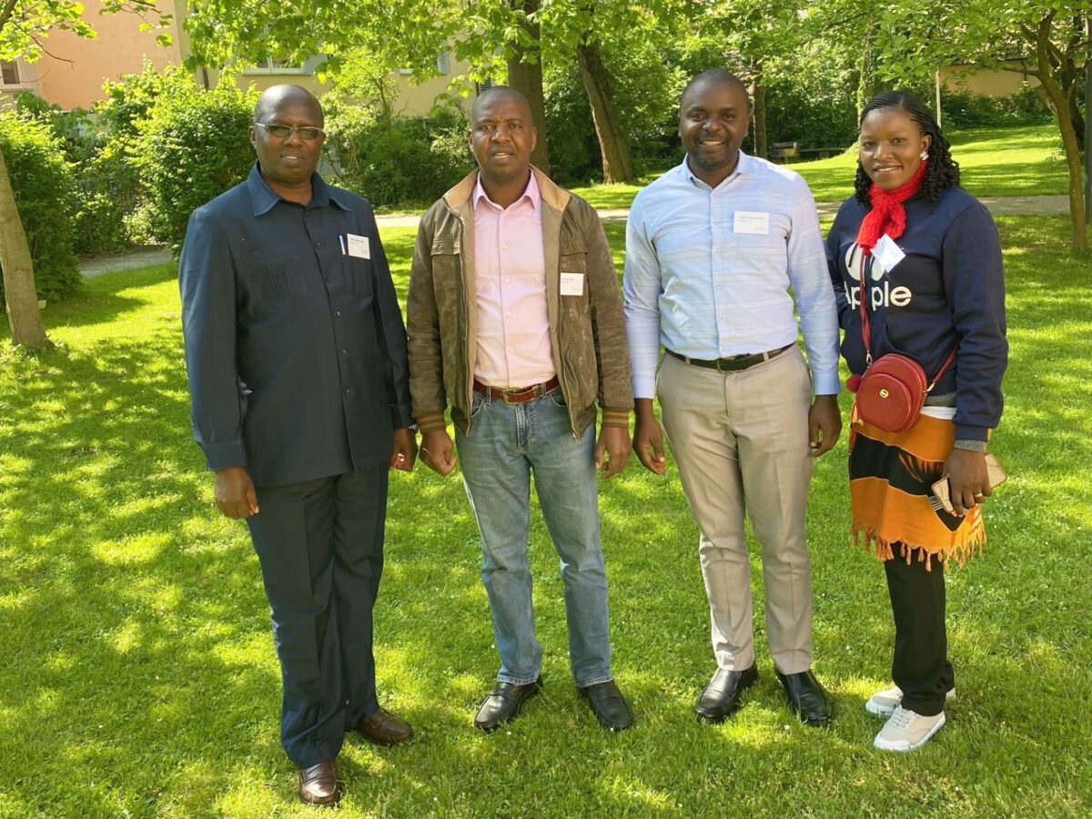 Diese vier Gäste aus Tansania besuchen zu Pfingsten die Dekanate Weiden und
Wunsiedel. Von links nach rechts: Rev. Obed Akyoo (Leiter des Bible College), Rev. John
Materu (stellvertretender Leiter), Cuthbert Moshi (Student), Prisca Mayunga (Sekretärin). Foto: Privat