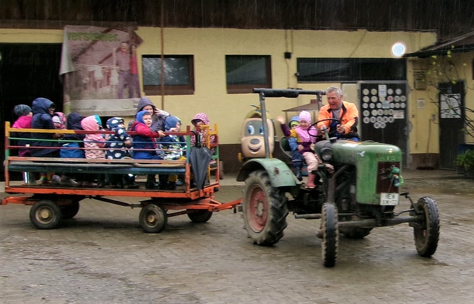 Ganz nach dem Motto: „Resi i hol´ di mit mei´m Traktor ab“, hat Bauer Fritz die Kinder über den Hof gefahren Foto:  Werner Rosner