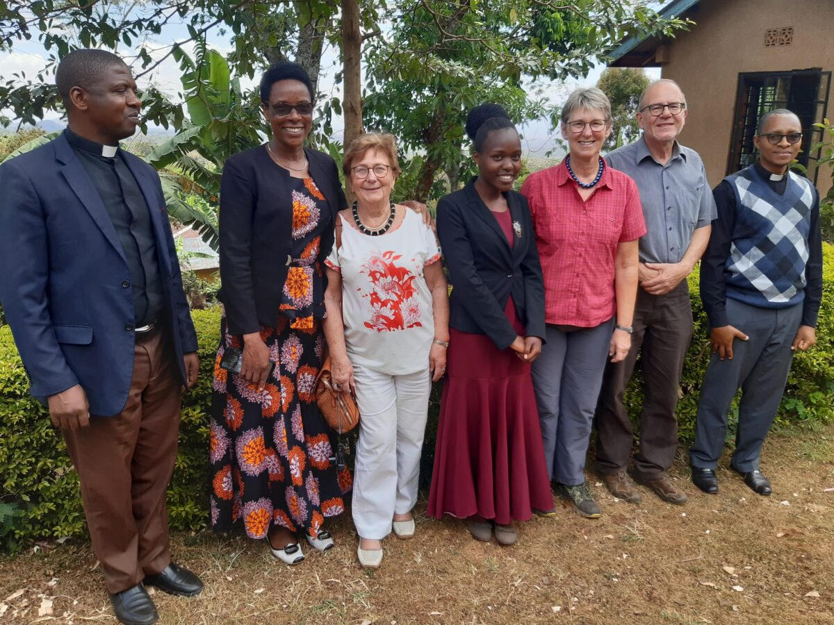Bei einem Besuch in Mwika im vergangenen Jahr erlebte Dekanatsmissionsbeauftragte
Renate Bärnklau (3. von links) die herzliche Gastfreundschaft der Tansanier. Dort traf sie auch Rev. John Materu (links), der nun im Dekanat Weiden zu Gast ist. Foto: Privat
