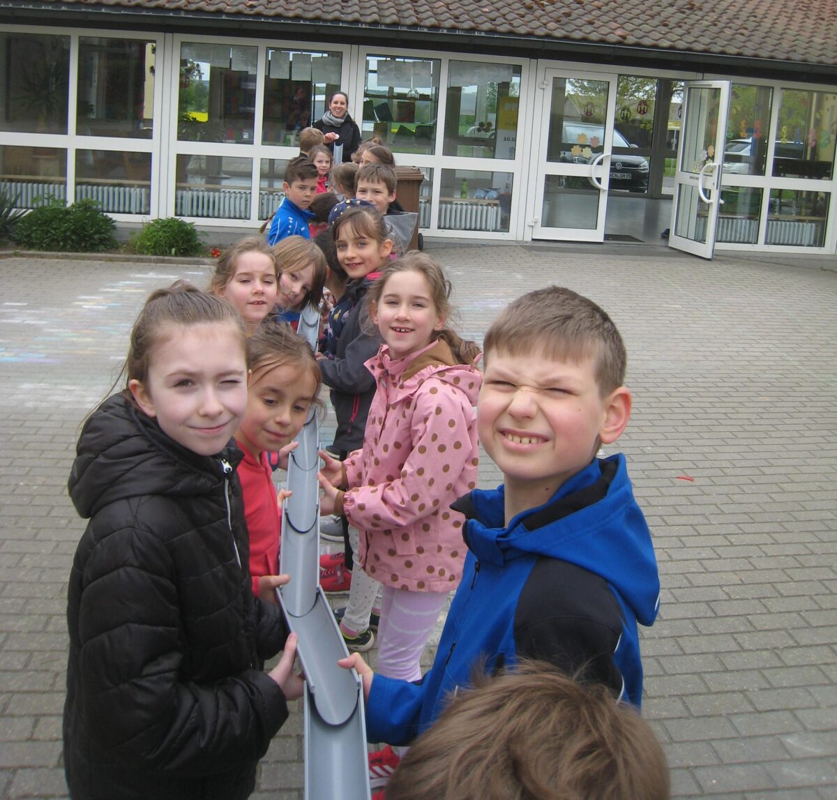 Die teilnehmenden Kinder bei einer Station. Foto: Tom Kreuzer