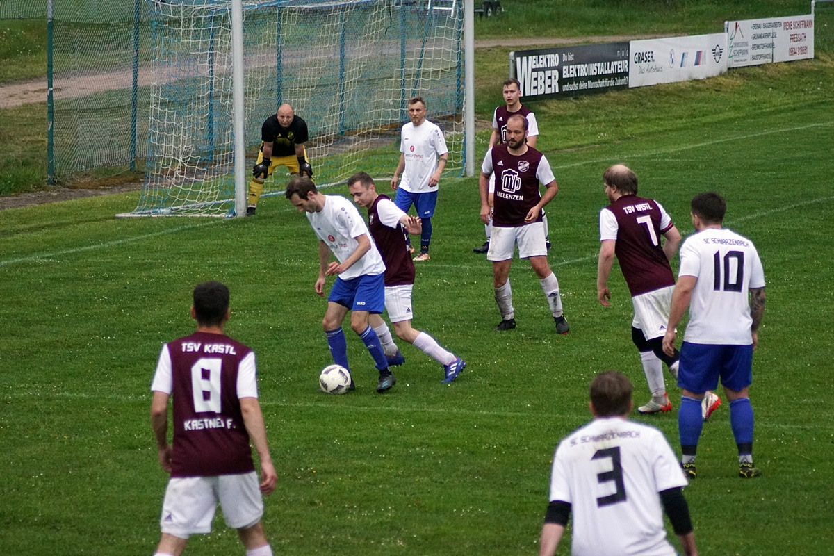 In der zweiten Halbzeit spielte nur noch der gastgebende SC, der am Ende hochverdient mit 2:0 gewann. Foto: Jürgen Masching