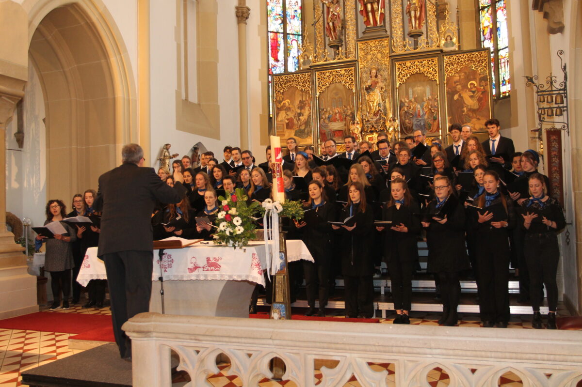 Mit 60 Sängerinnen und Sängern füllte der Universitätschor den Altarraum bestens aus. Foto: Josef Pilfusek