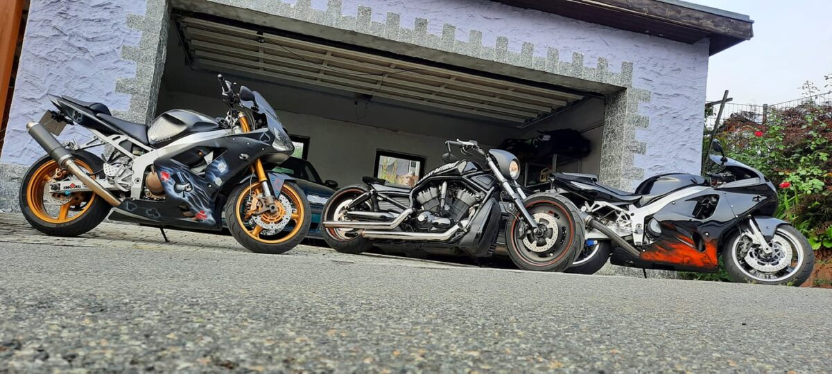 Kawasaki Ninja ZX636R und Harley Davidson Night Rod und Kawasaki Ninja ZX7R. Foto: Daniel Anders