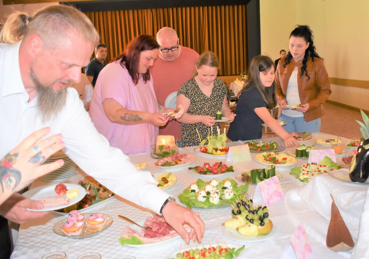 Mitglieder des Katholischen Frauenbundes zaubern Riesenbuffet für die Kommunionkinder. Foto: Renate Gradl