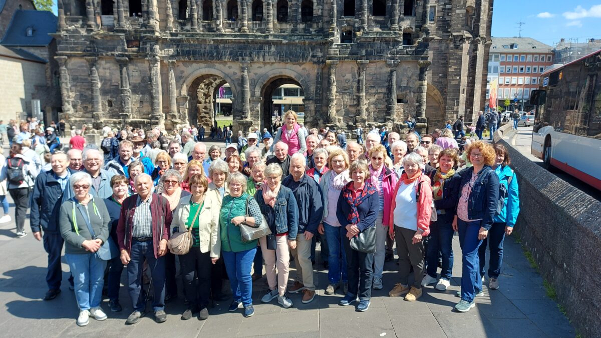 Die Reisegruppe des Landvolks vor der Porta Nigra in Trier. Foto: KLB