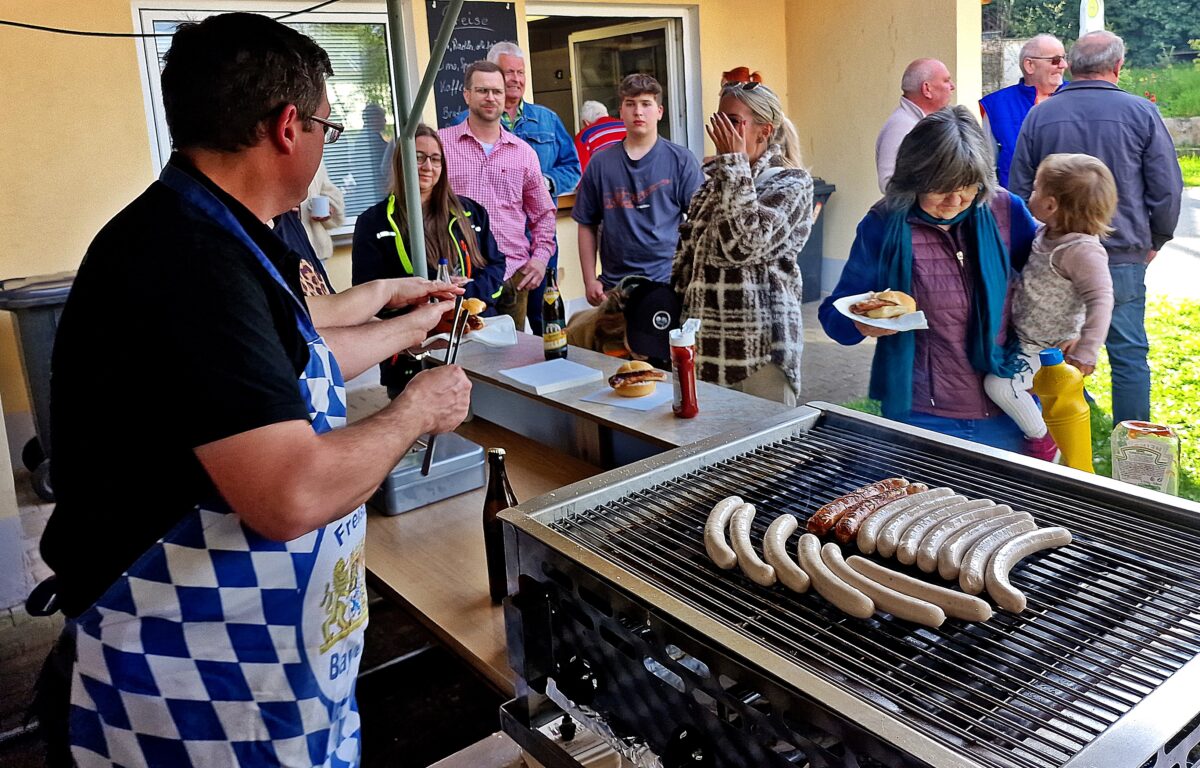 Leckere Speisen vom Grill wurden für alle Anwesenden zubereitet. Foto: Reinhard Kreuzer