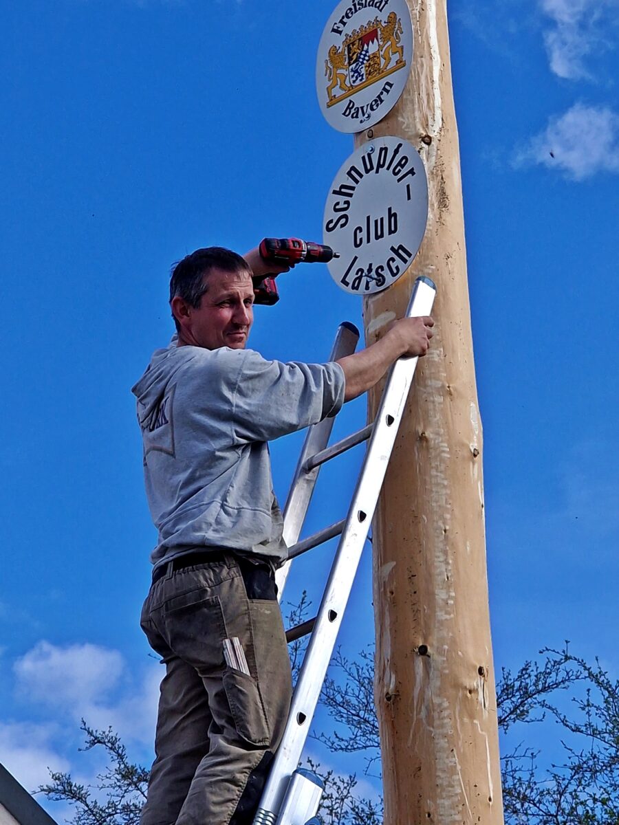 Das Schild des Schnupferclubs darf am Maibaum natürlich nicht fehlen. Foto: Reinhard Kreuzer
