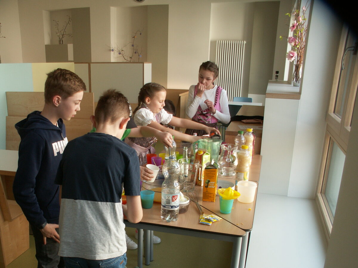Hier mixten die Schüler leckere Cocktails – natürlich ohne Alkohol. Foto: Grundschule Mitterteich