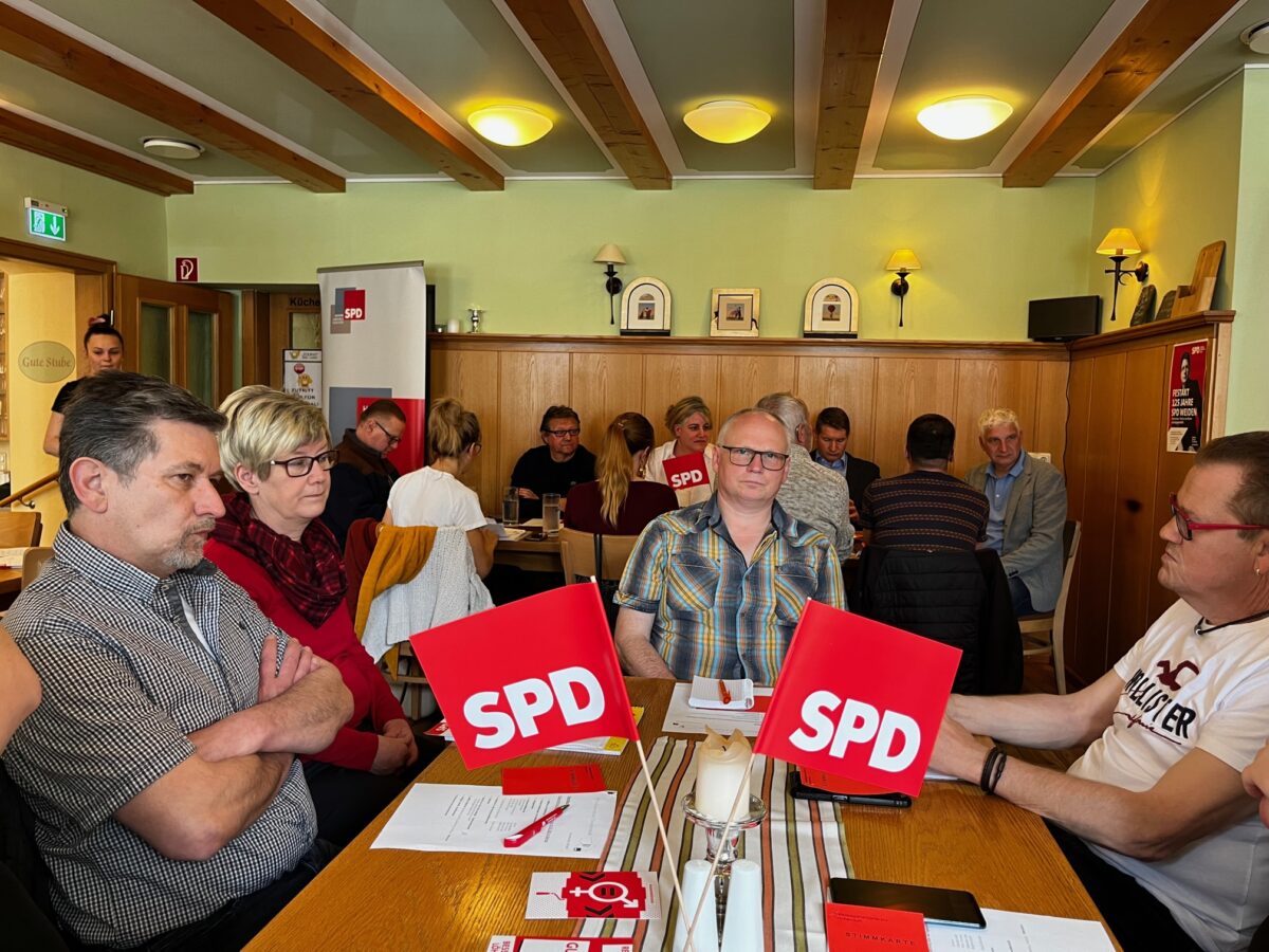 Dicht gedrängt saßen die Delegierten im Gasthaus Zur Post in Bärnau. Foto: Udo Fürst  