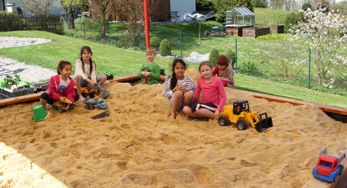 Der neue Sandkasten mit der Größe 4 x 4 Meter wird sofort von den Schülern in Beschlag genommen. Foto: Petra Lettner