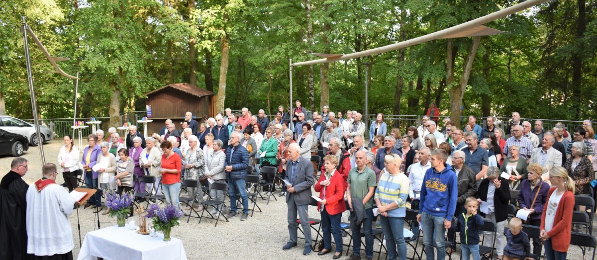 Ökumenischer Pfingstgottesdienst auf der Naturbühne am Schönberg. Foto: Renate Gradl
