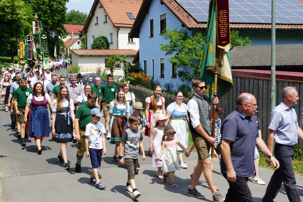 Festzug der Bayerntreuschützen Lennesrieth anlässlich der Renovierung des Schützenhauses und der Einweihung des neuen Schießstandes. Foto: Lena Kellner