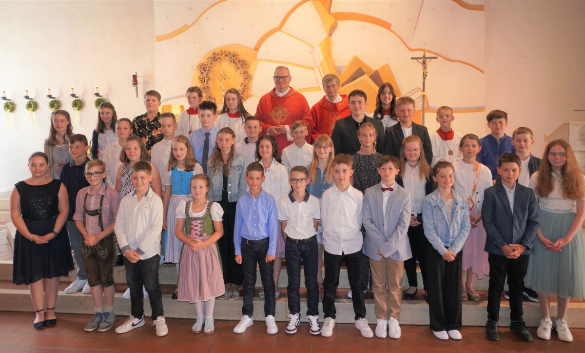 32 Firmlinge der Pfarrei St. Sebastian Waldthurn mit Domkapitular Johann Ammer (Mitte links) und Pfarrer Norbert Götz. Foto: Franz Völkl