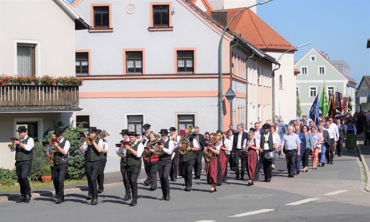 Festzug beim 40-jährigen Kirchweihjubiläum in Waldthurn. Foto: Franz Völkl