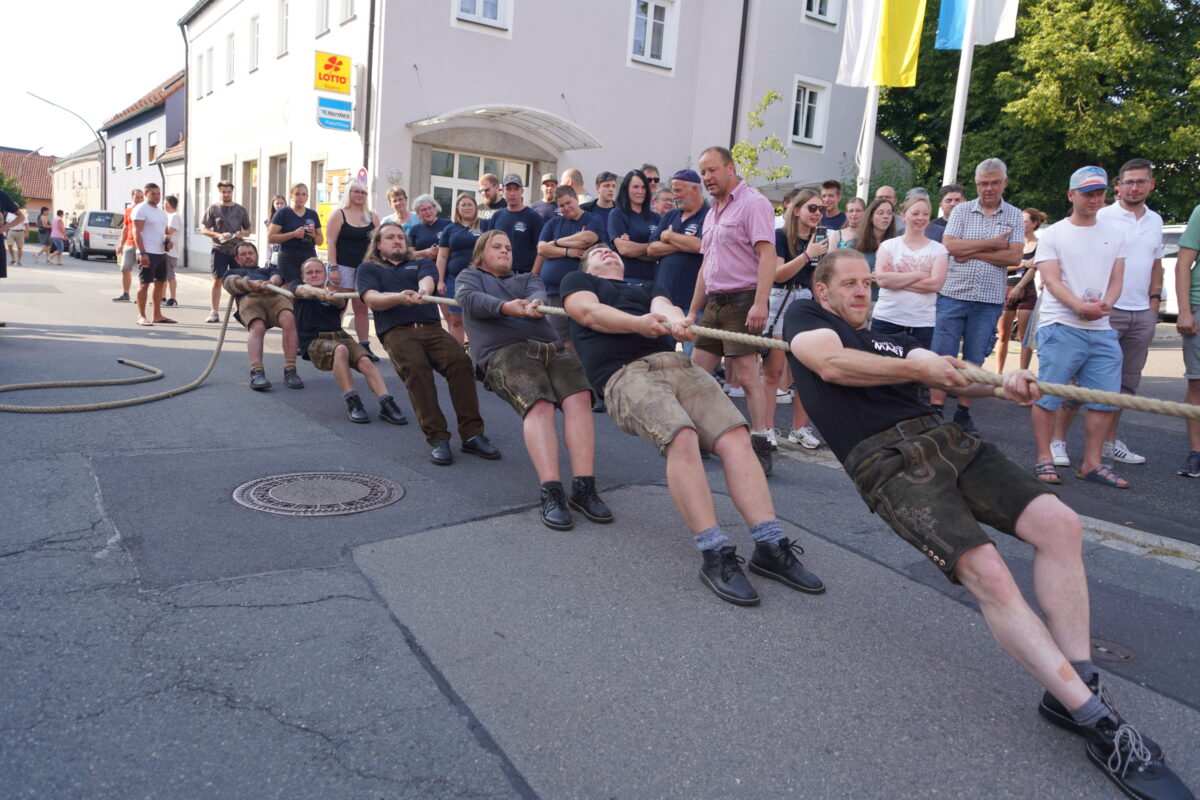 Die Waidhauser Seilzieher gewinnen das Waldthurner Bürgerfest - Seilziehen. Foto: Franz Völkl