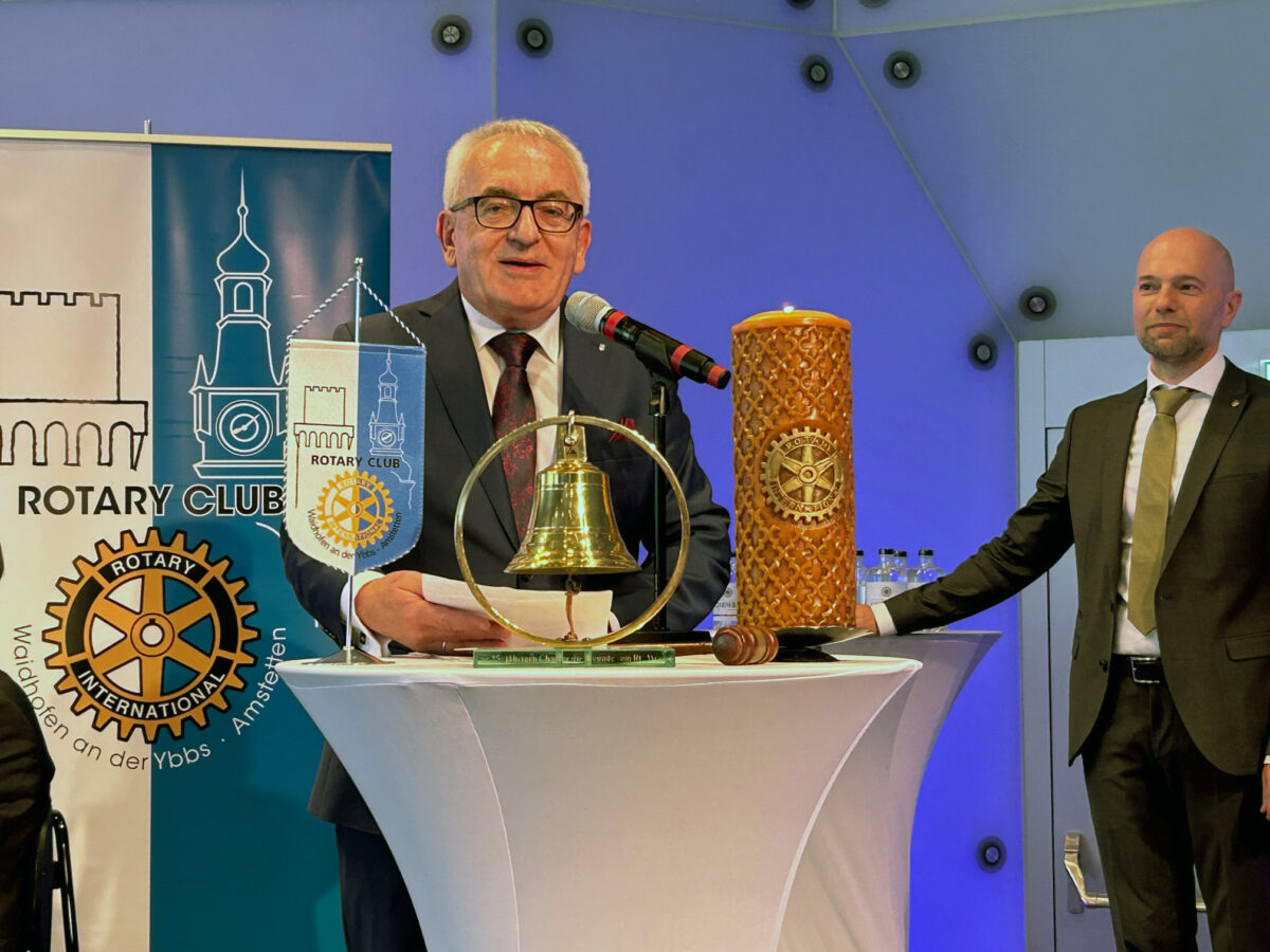 20230604 Rotary Weiden Präsident Zitzmann erneuert Freundschaftsversprechen gegenüber RC Waidhofen Präsident Herbert Hofer Foto: Martin Stangl