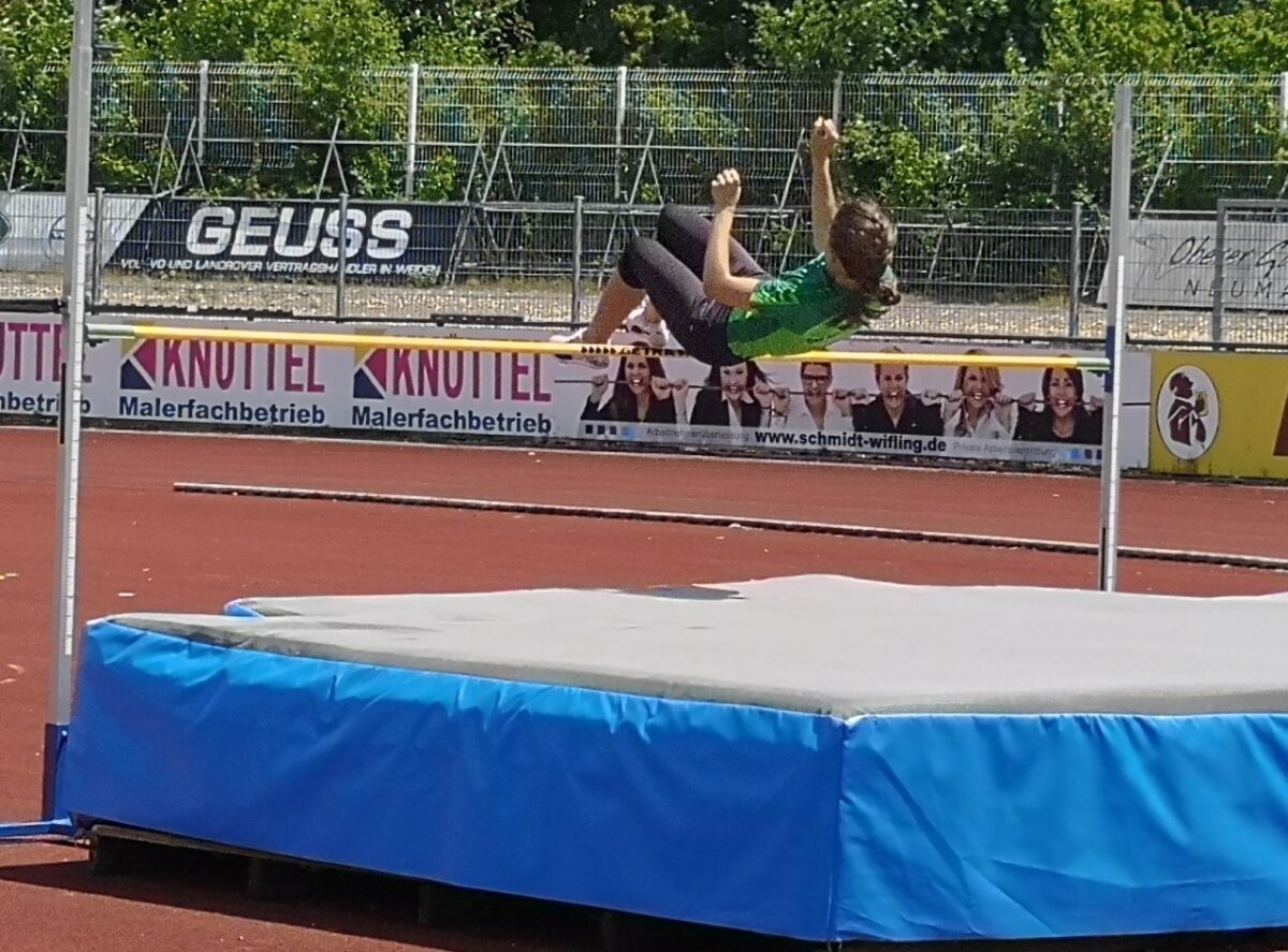 Louaine Ziegler (U16 W15) erreichte im Hochsprung mit persönlicher Bestleistung den dritten Platz mit 1,35 Metern.  Foto: Renate Ziegler