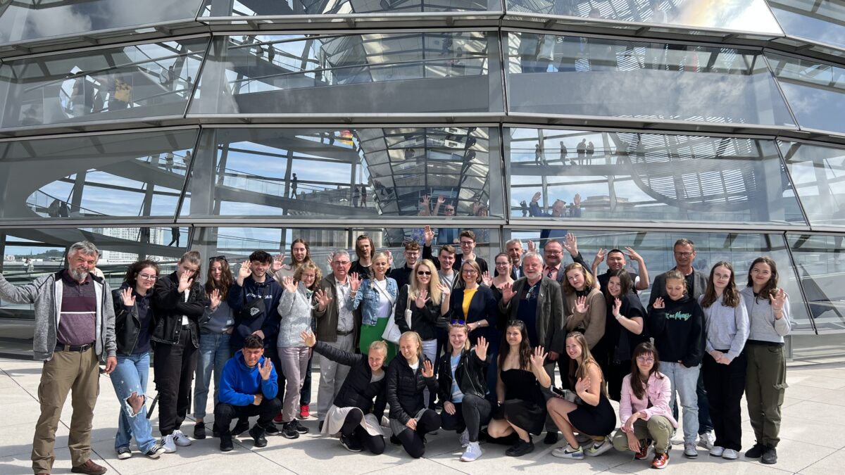 Die Gruppe vor der Reichstagskuppel mit MdB Susanne Hier. Foto: Siggi Bock