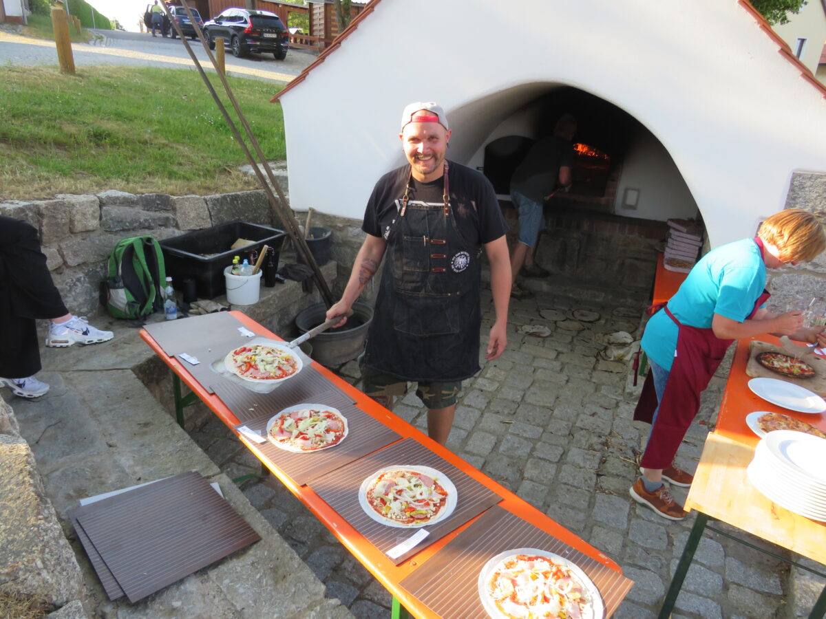 Pizzen aus dem Backofen waren die Renner beim italienischen Abend der Freien Wähler Störnstein. Foto: Johann Adam