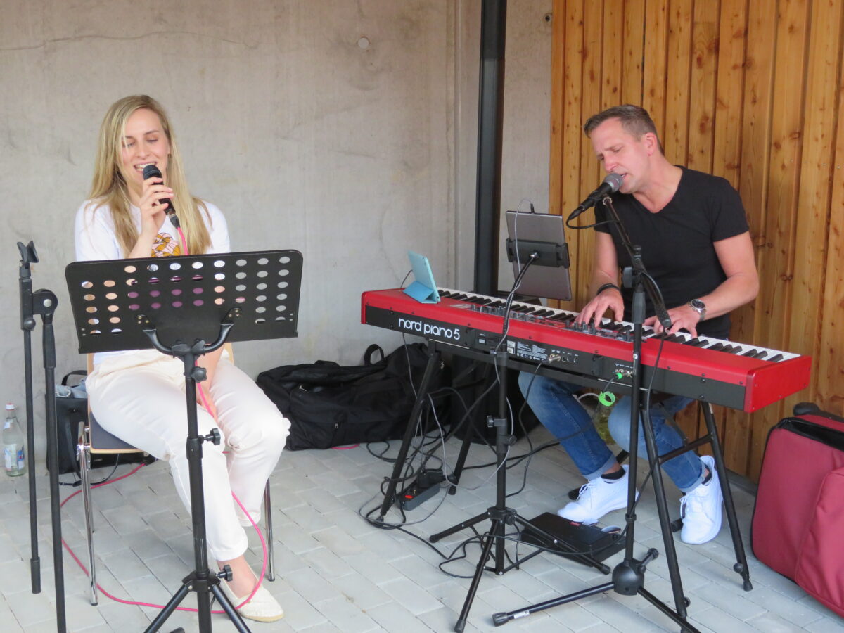 Für Unterhaltung mit Musik und Gesang sorgten Julia Schönberger und Norman Schelter von der Band „Highline“.  Foto: Johann Adam