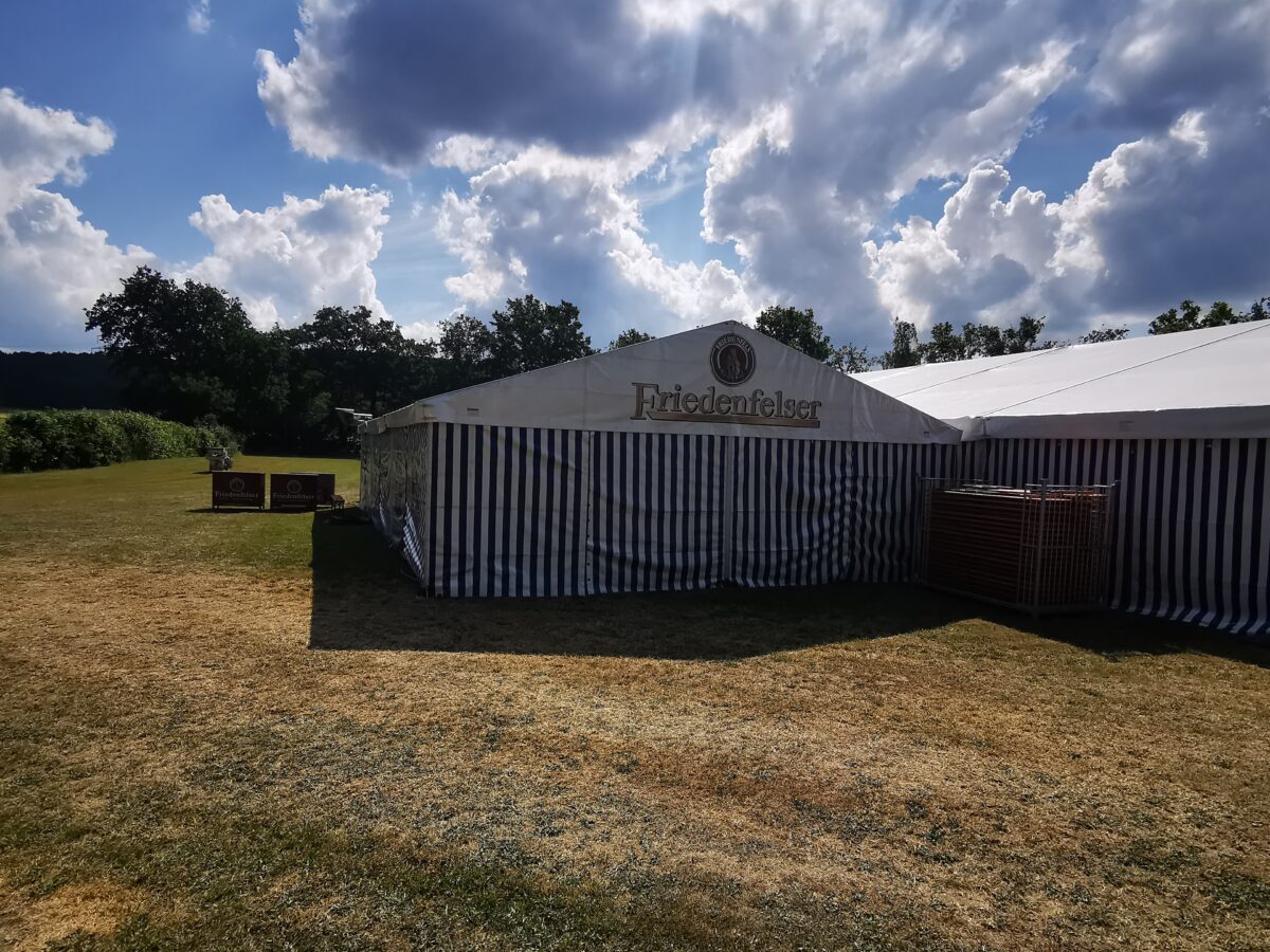 Das Barzelt wurde direkt ans große Zelt angebaut. Foto: Michael Frank