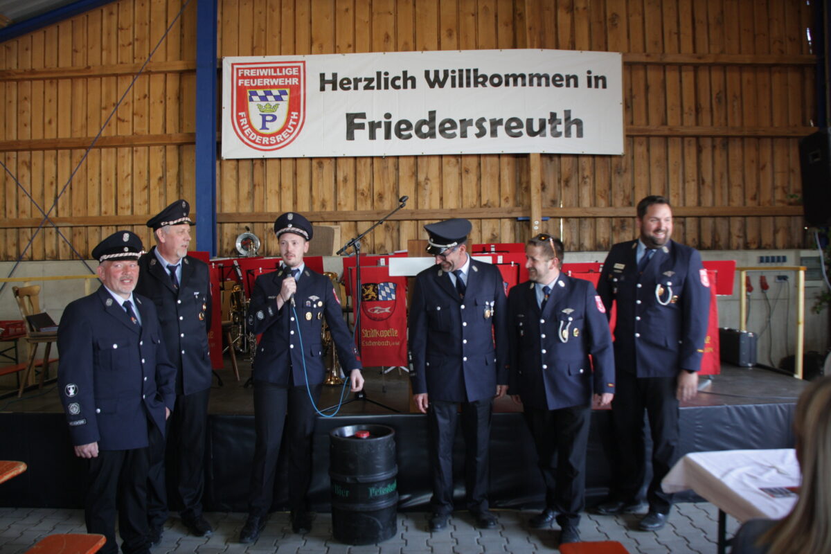 Die Feuerwehr Pressath hatte passend zum Anlass ein 50 Liter-Fass Bier als Präsent dabei. Foto: Stefan Neidl