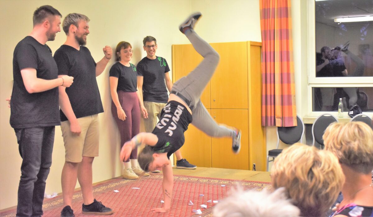 Die „Keckos“ aus Nürnberg bringen einfallsreiches Impro-Theater ins Jugendheim, hier der „Ratschlag“. Foto: Renate Gradl
