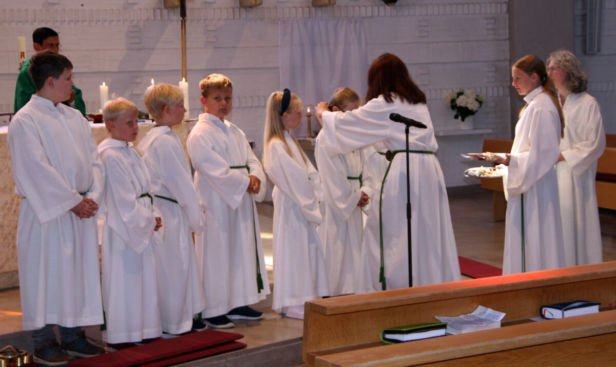 Oberministrantin Michelle Gläser hängte jedem neuen Altardiener das Kreuz um den Hals und begrüßte alle per Handschlag. Foto: Petra Lettner