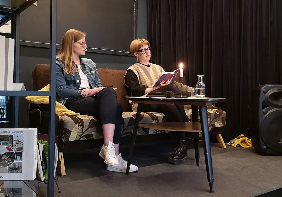 Nicole Bäumler (links) moderierte bei der Lesung das Gespräch zwischen dem Publikum und der Autorin Nora Kellner (rechts). Foto: Adrian Kuhlemann