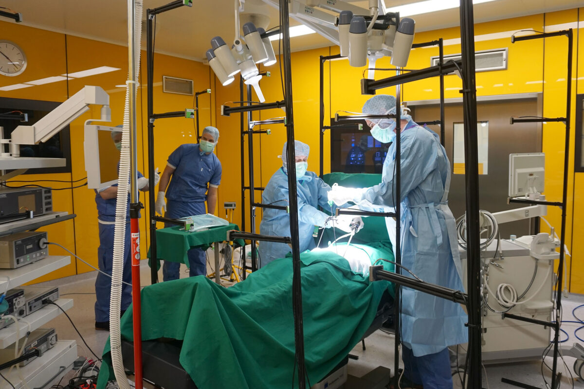 Im Lehr- und Forschungs-OP der OTH Amberg-Weiden wird bei simulierten Operationen die
Partikelfreisetzung gemessen. Foto: OTH/AW