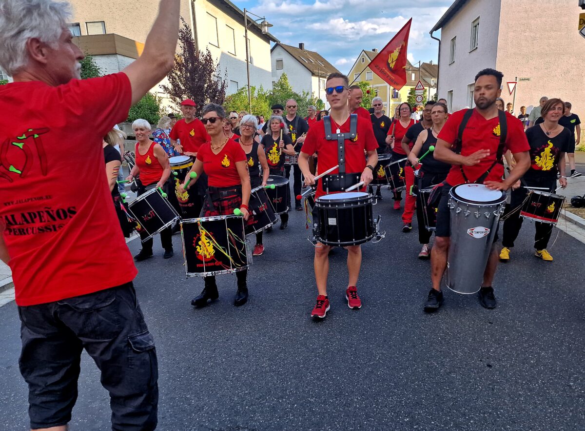 Sehr gut kam die Trommeleinlage der Gruppe „Jalapenos-Percussion“ an. Foto: Reinhard Kreuzer