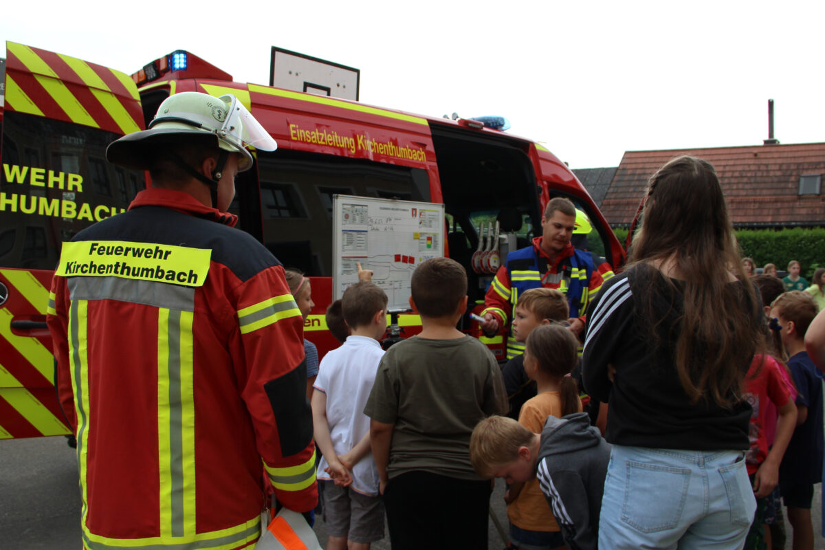 Nach der Großübung konnten die Kinder den modernen Fuhrpark der Feuerwehr bestaunen und Fragen stellen. Foto: Petra Lettner