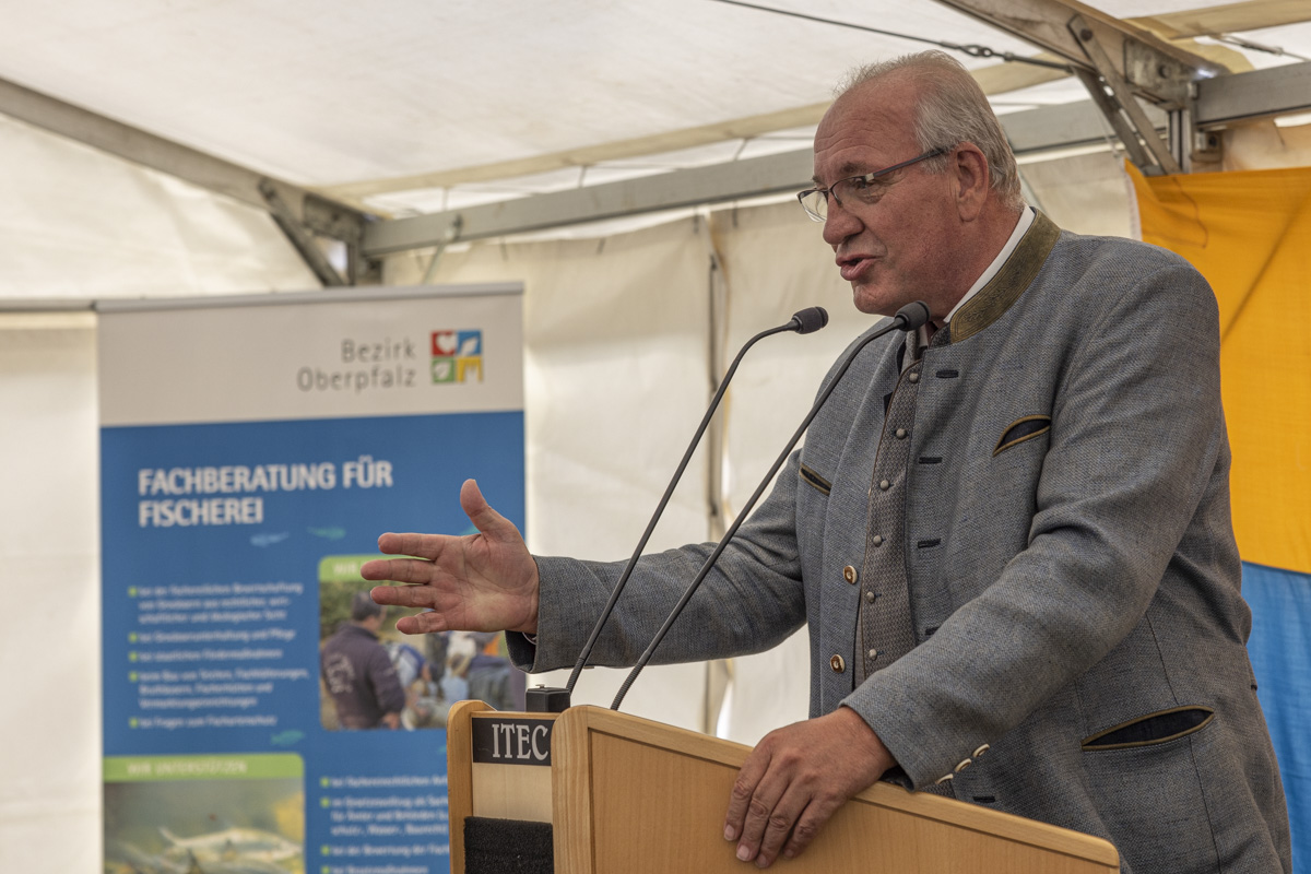 Der Stör-Laichfischbestand des Betriebs ist mindestens europaweit einzigartig, sagt Bezirkstagspräsident Franz Löffler. Foto: OberpfalzECHO/David Trott