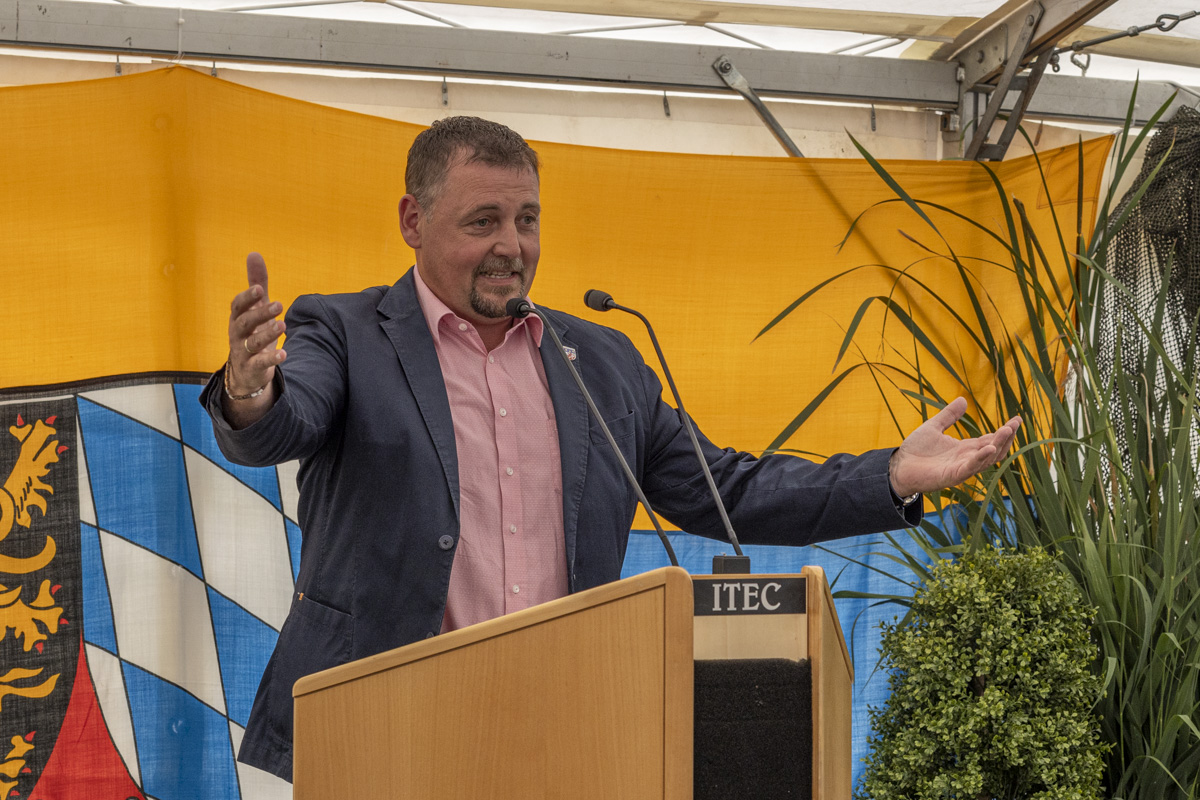 Der Störnsteiner Bürgermeister Markus Ludwig lobt die Pionierarbeit im Beispielsbetrieb. Foto: OberpfalzECHO/David Trott