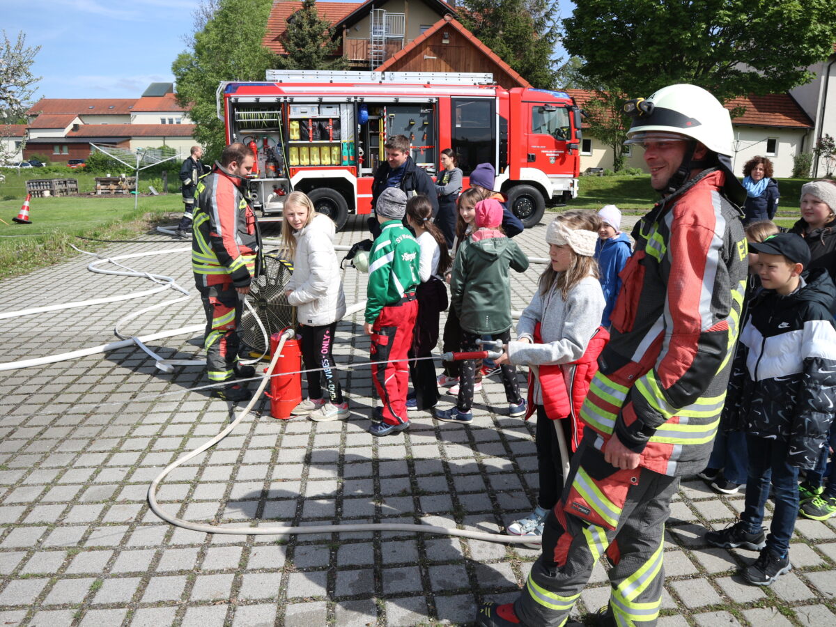 Die Kinder sind bei den Übungen mit Feuereifer bei der Sache. Foto: Josef Pilfusek