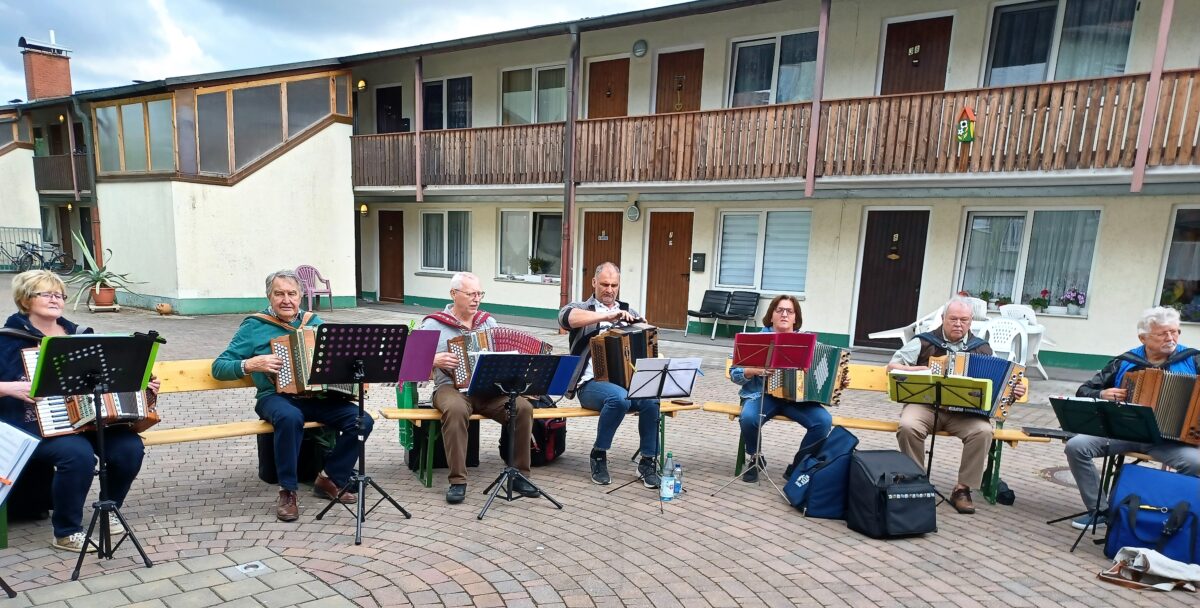 Die Gruppe „Zieh-Harmonie“ des Musikvereins „Klingende Töne“ im Hof des Seniorenheimes „St. Sebastian“. Foto: „Klingende Töne“