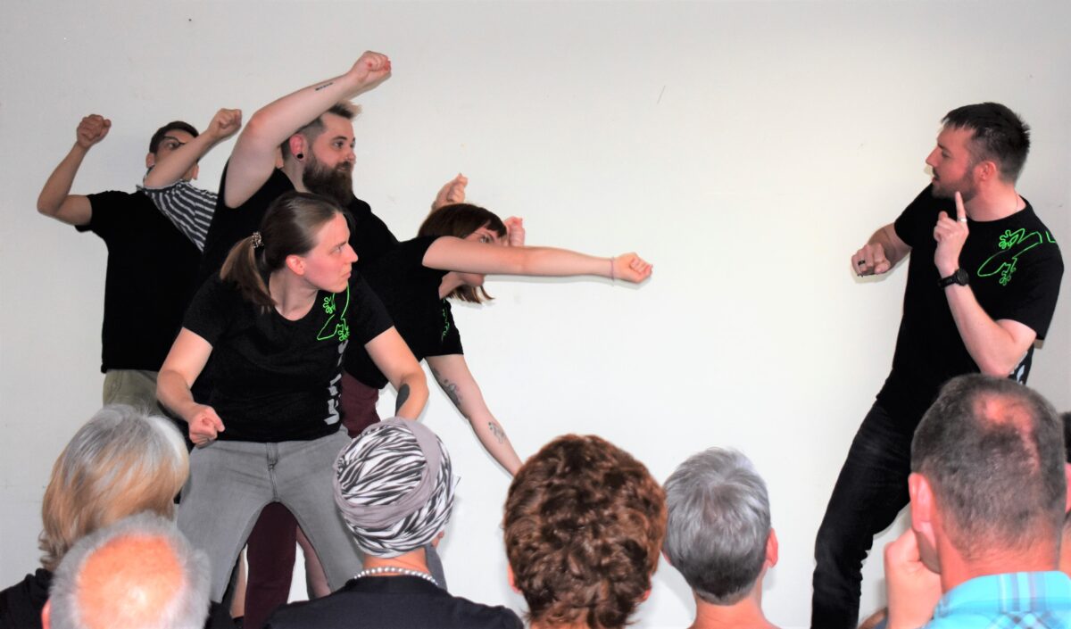 Die „Keckos“ aus Nürnberg bringen einfallsreiches Impro-Theater ins Jugendheim. Foto: Renate Gradl