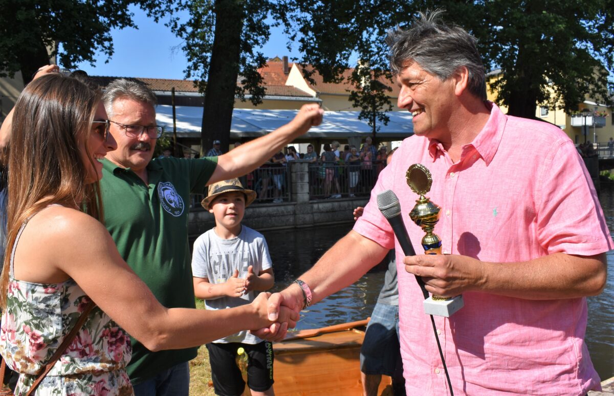Den Siegerpokal überreichte Schirmherr Bürgermeister Edgar Knobloch an Günther und Constanze Stümpfl alias 