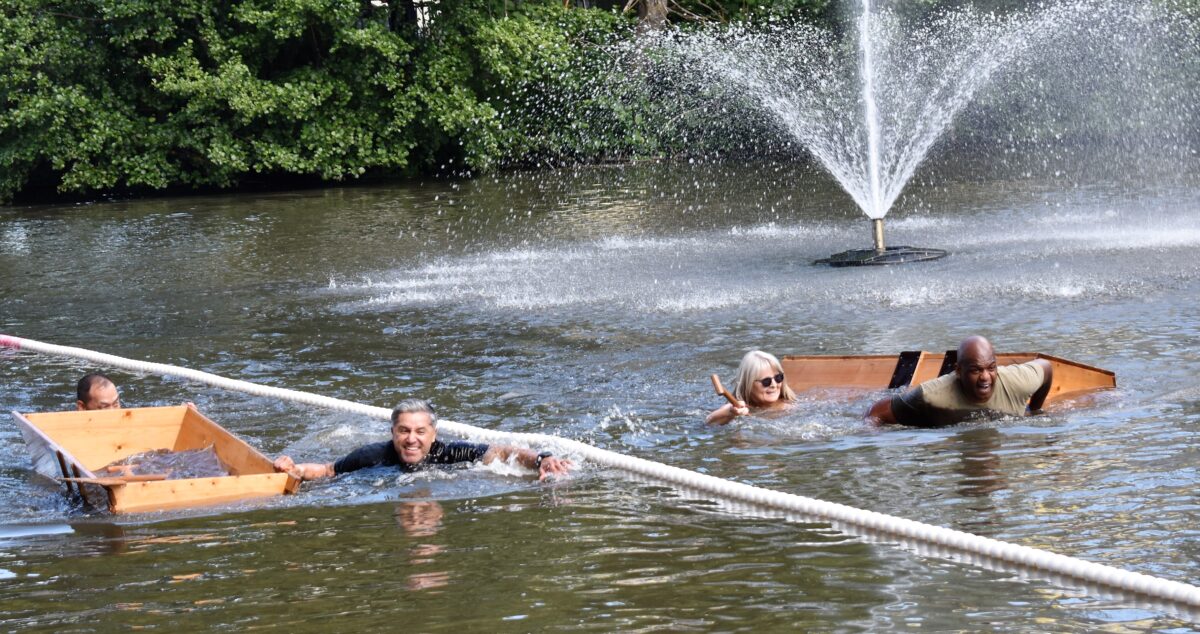 Viele Teilnehmer des Sautrogrennens mussten unfreiwillig ein Bad im Stadtweiher nehmen. Foto: Renate Gradl