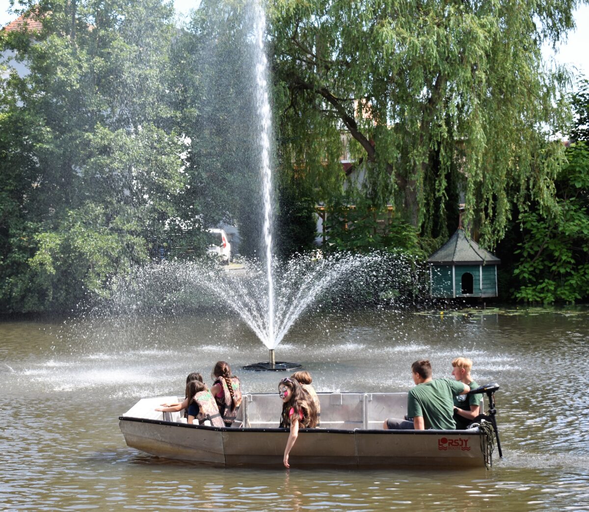 Die Kinder hatten viel Freude beim Bootfahren rund um den Stadtweiher-Brunnen. Foto: Renate Gradl