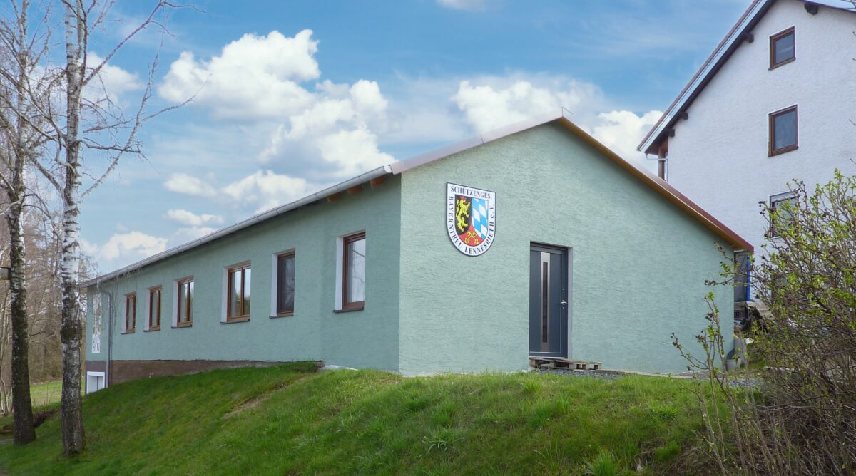 Das renovierte Schützenhaus der Bayerntreuschützen Lennesrieth. Foto: Franz Völkl