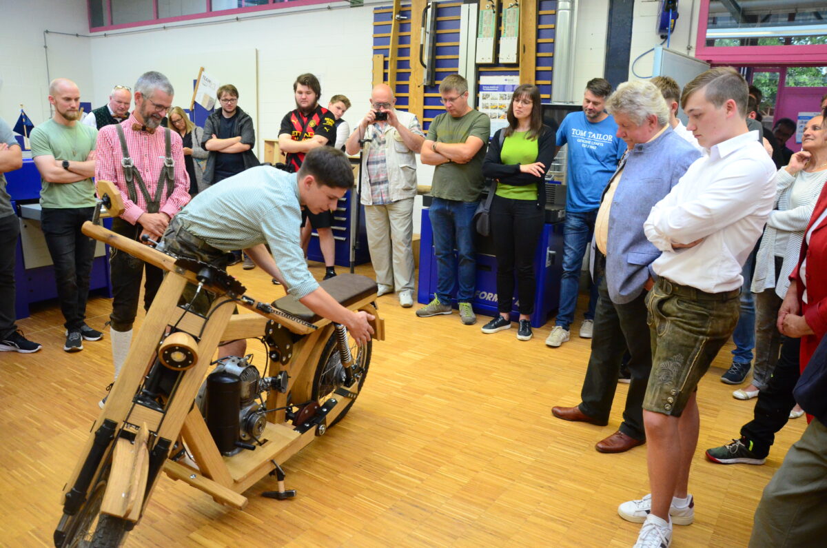 Peter Gmeiner präsentiert sein Moped aus Eichenholz. Foto: Helmut Kunz