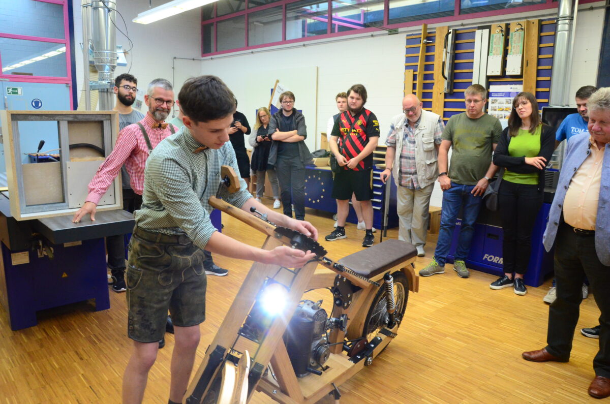 Peter Gmeiner präsentiert sein Moped aus Holz. Foto: Helmut Kunz 