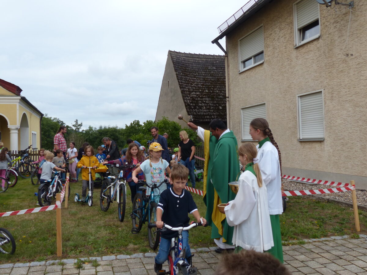 Die Kinder und ihre Fahrzeuge erhielten den kirchlichen Segen und einen Aufkleber für das jeweilige Fahrzeug. Foto: Hans Meißner